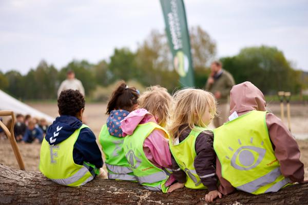 foto af børn til planteevent