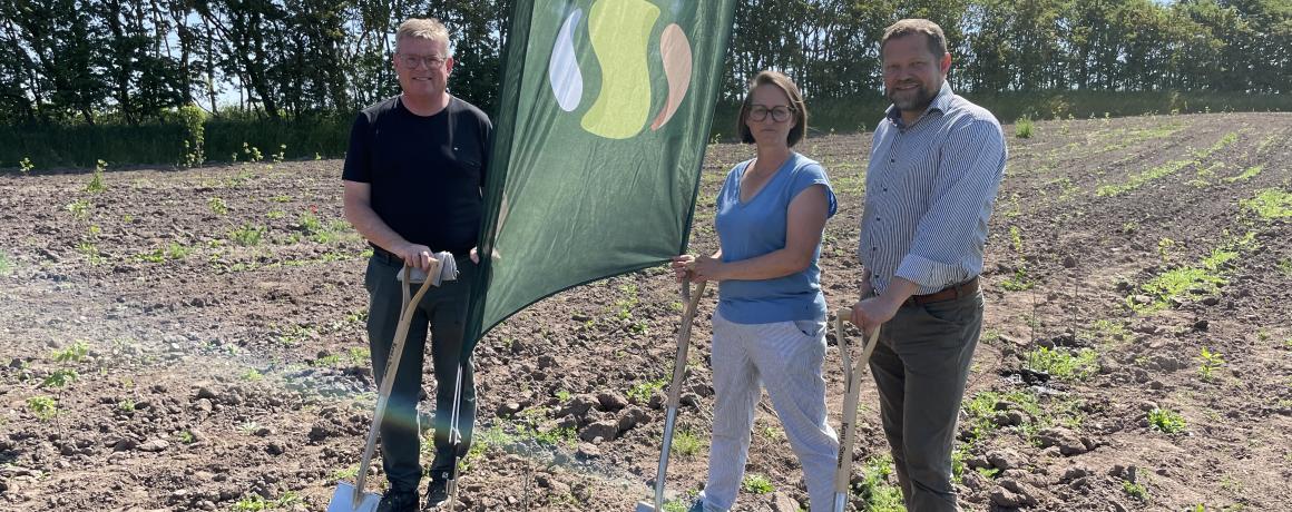 Politikere ved flag med Klimaskovfondens logo