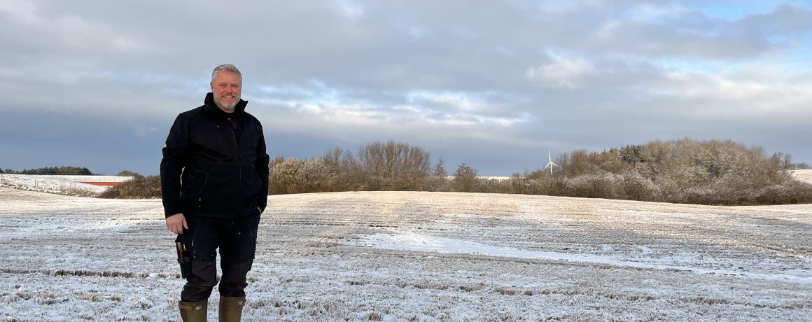 Billede af landmand på snedækket mark 