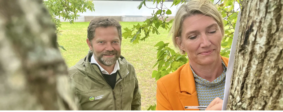 foto af borgmester der skriver under
