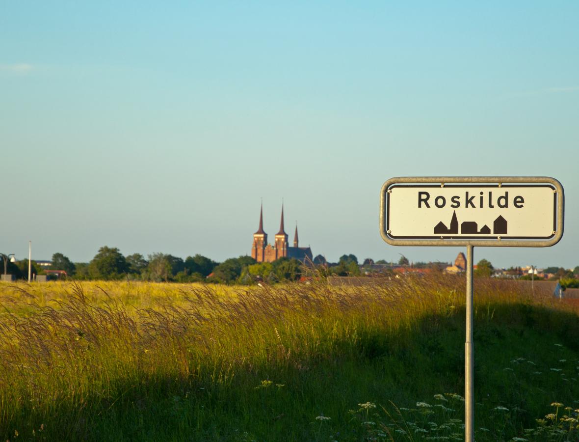 byskilt med roskilde med domkirken i baggrunden