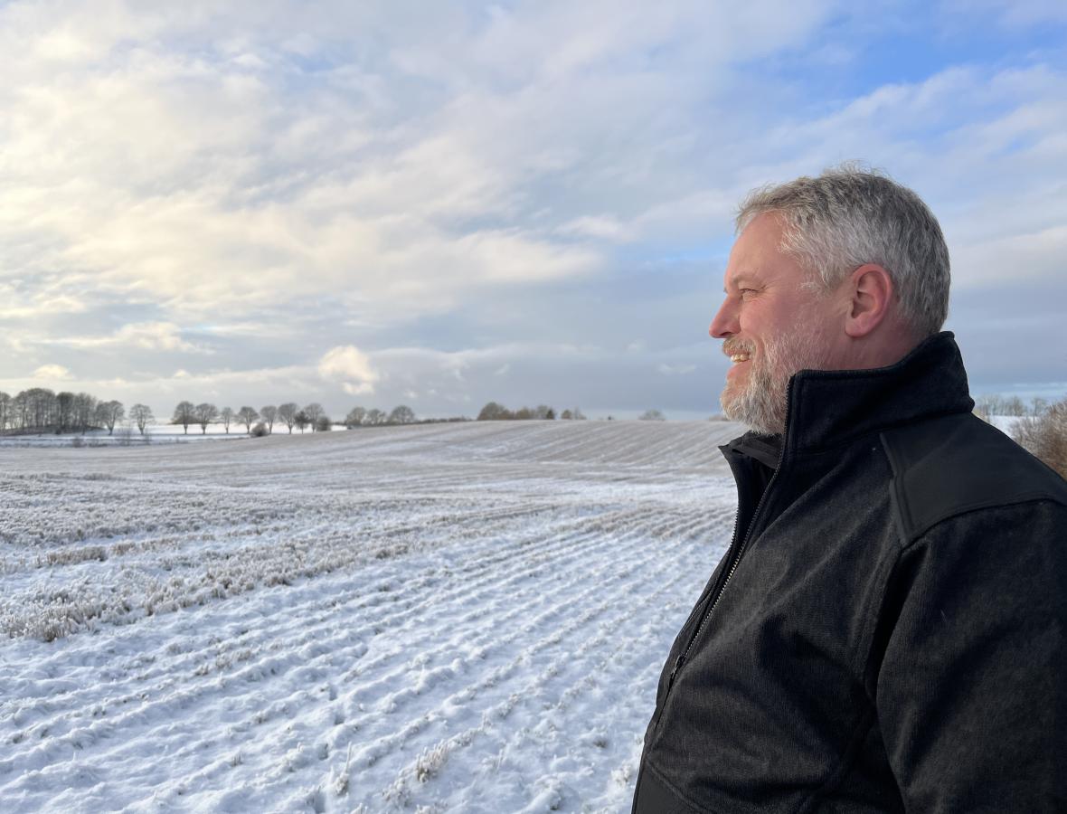Billede af landmand på snedækket mark 