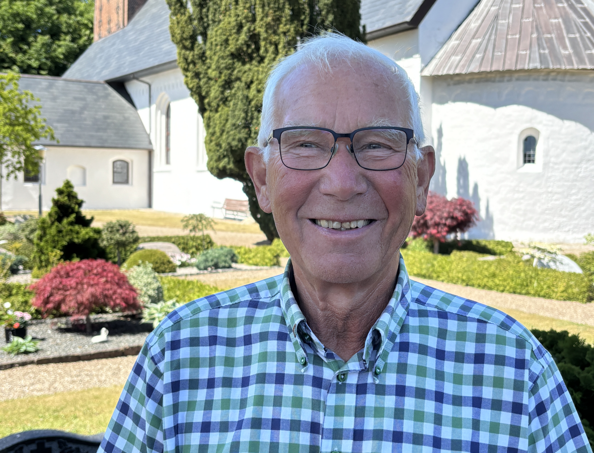 portræt af henrik nissen foran bylderup kirke