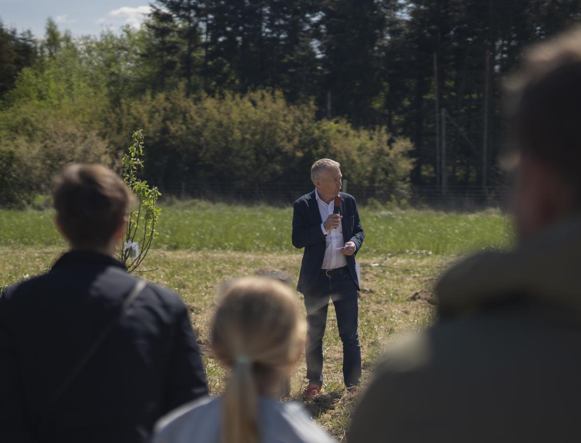Hans Natorp taler til fremmødte i den nye skov