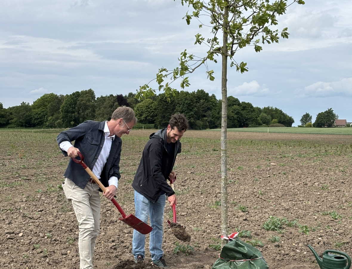 provst og præst planter et træ