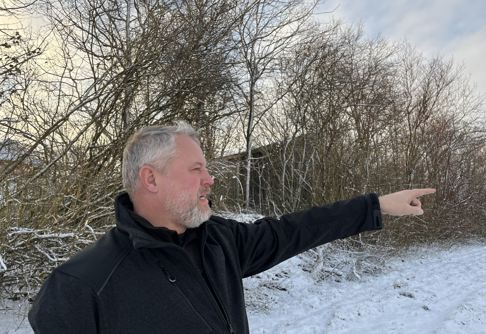 landsmand peger ud over areal, hvor der skal plantes skov 