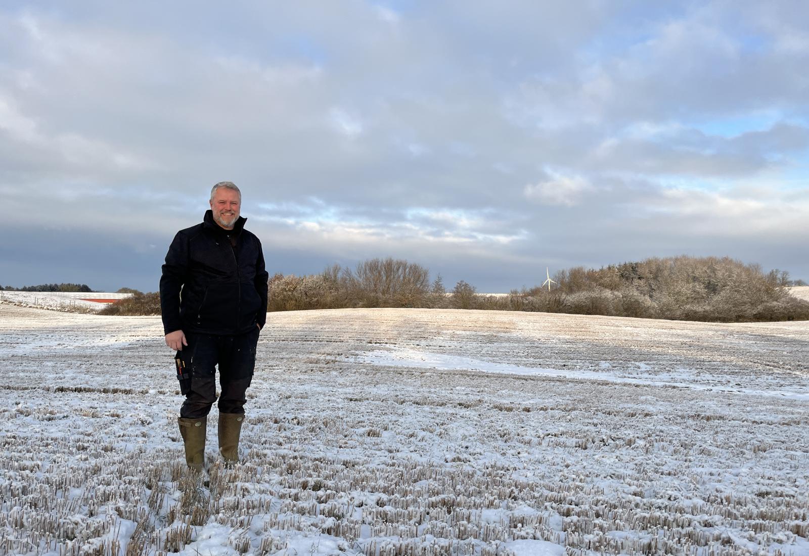 Billede af landmand på snedækket mark 