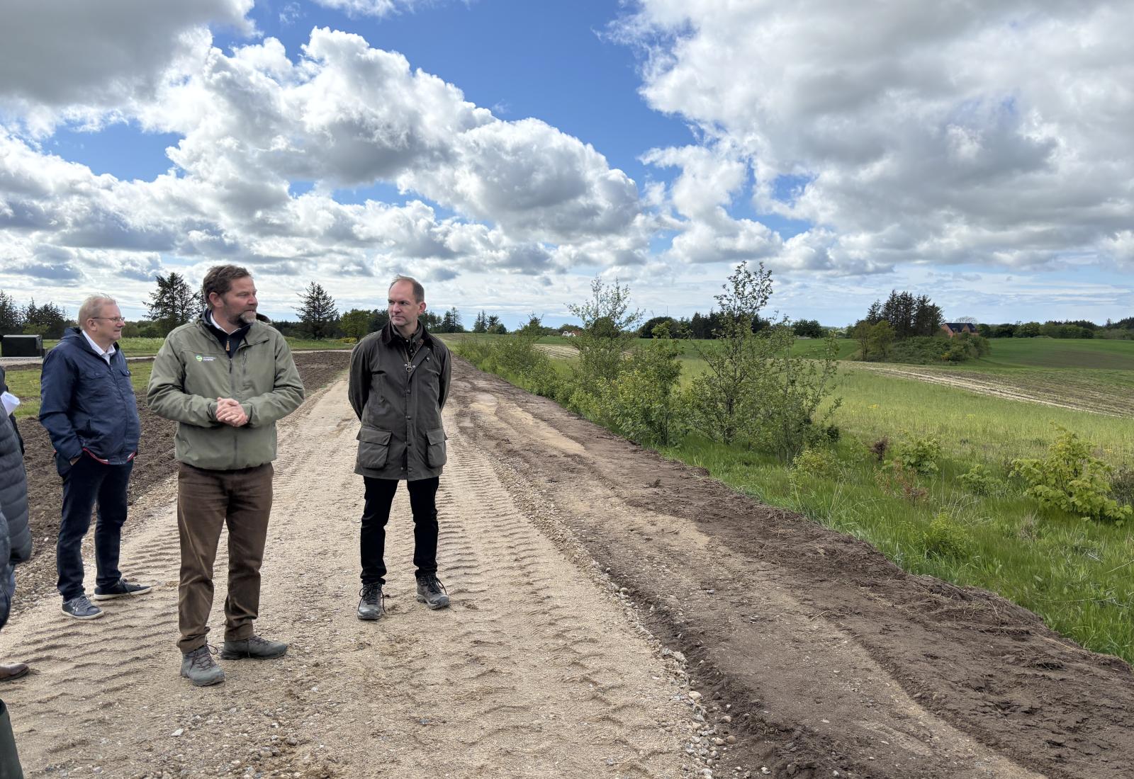 foto af mennesker på en grusvej
