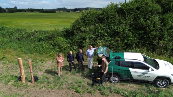 Folk er ude og se på skovprojekt