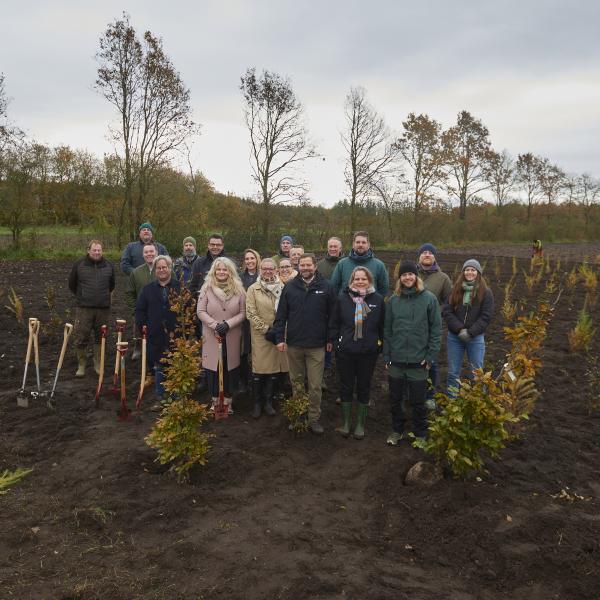 fælles foto af alle dem der var med til at plante træer