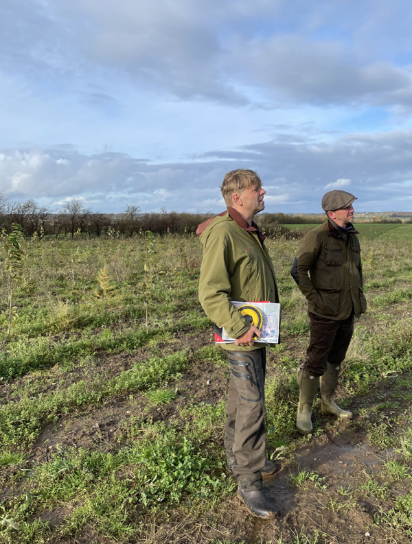 foto af to skovkonsulenter der betragter arealet, hvor der er plantet ny skov