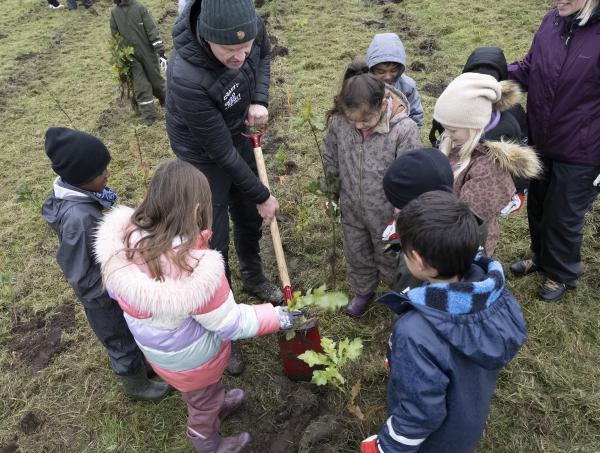 foto af skolebørn planter træer i esbjerg
