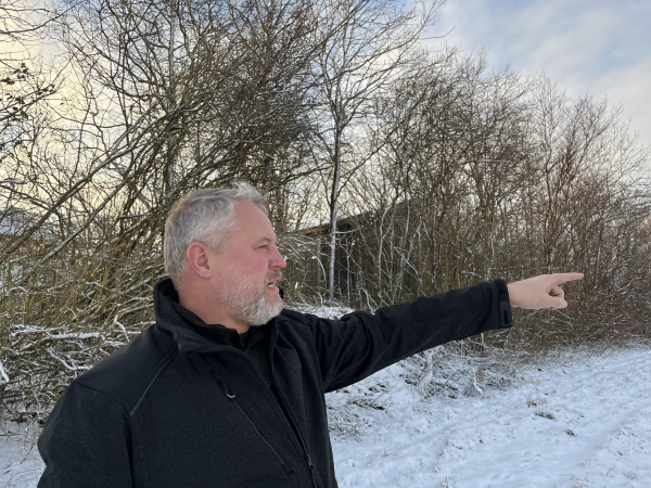 landsmand peger ud over areal, hvor der skal plantes skov 