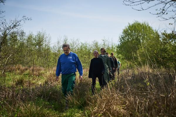 Landmand viser rundt