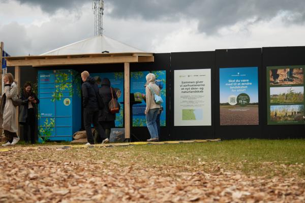 foto af pakkeboks på festival