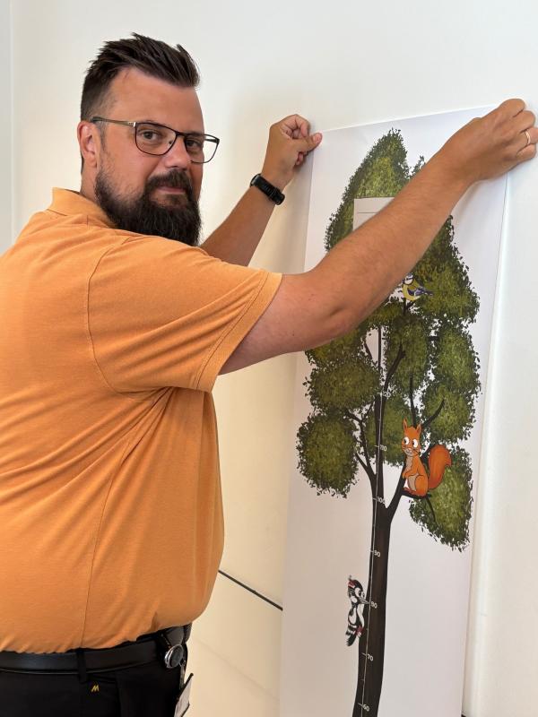 foto af Jesper Lambert der hænger plakat op 