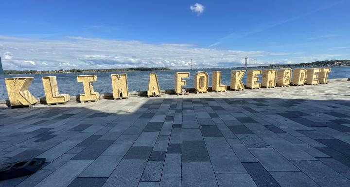 Store bogstaver på kajen i Middelfart hvor der står Klimafolkemødet 