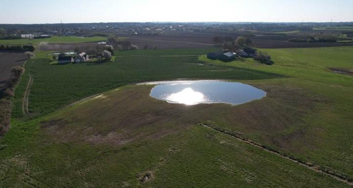 Luftfoto af området, hvor der er gravet en sø og nu skal plantes skov