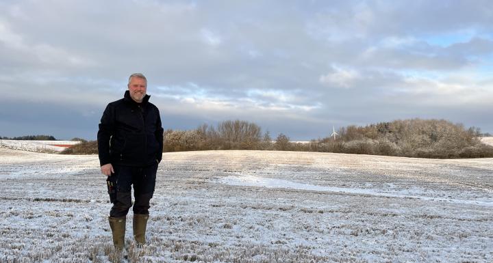 Billede af landmand på snedækket mark 