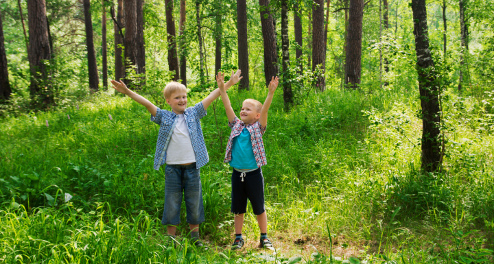 foto af to glade børn i en skov