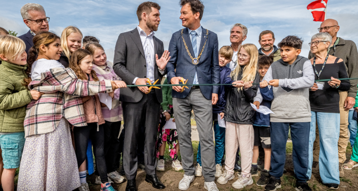 foto af snoren klippes over