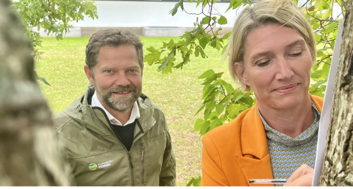 foto af borgmester der skriver under